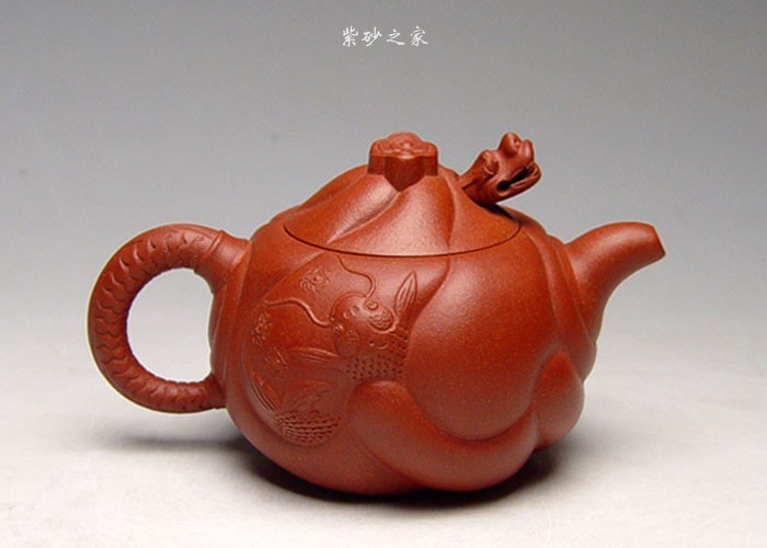 朱丹,艺名龙溪女,国家级高级工艺美术师,中国工艺美术学会会员。1992年进宜兴紫砂工艺厂学艺,在中央工艺美院(清华大学美术学院)陶瓷设计系进修深造。自幼好书画,擅陶艺,尤善创新,喜陶刻,能捏塑,长徒手操作。作品古朴甜醇、清逸隽秀;追传统,求独特,成个人风格。多次参加新加坡、香港,台湾等海内外精品大展,荣获多次海内外精品展各奖项,为中央工艺美院陈列馆、各文物馆,博物馆所收藏。为中外许多藏家所青睐,并入选《中国紫砂茗壶珍赏》、《砂壶全书》、《当代宜兴陶艺名家集》、《跨世纪知名陶艺家集》等紫砂书刊,业绩载入《中