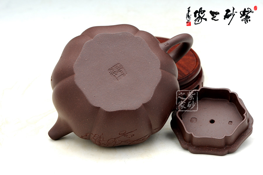 ▼壶底印有"王品荣"印章,师承篆刻大师
