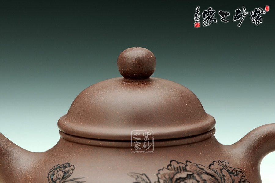 压盖式,壶盖增高成半球状,与球形圆钮相呼应