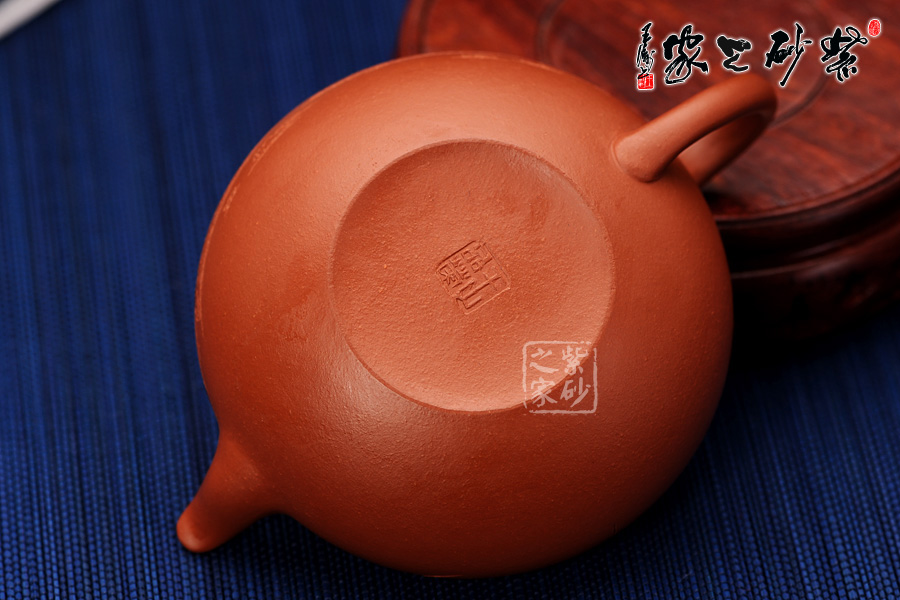 ▼壶底印有"王品荣"印章,他的作品质朴