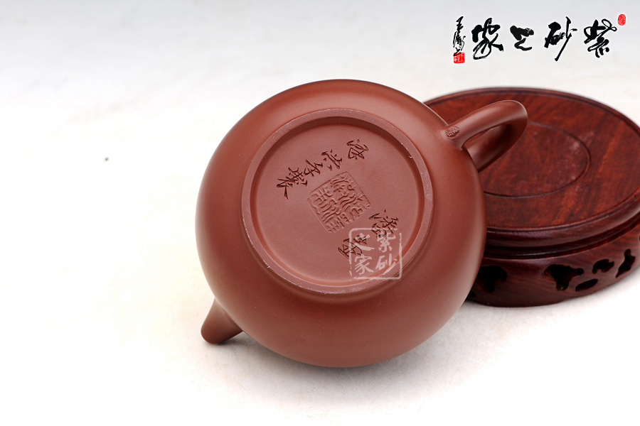 壶底印有"范泽洪制"印章,他的作品以朱泥为主,优雅秀气丽