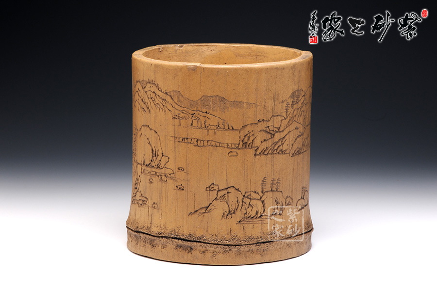 笔筒以竹节为原型,色泽青绿,与竹子颜色非常接近.