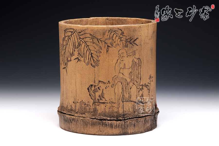 笔筒以竹节为原型,色泽青绿,与竹子颜色非常接近.