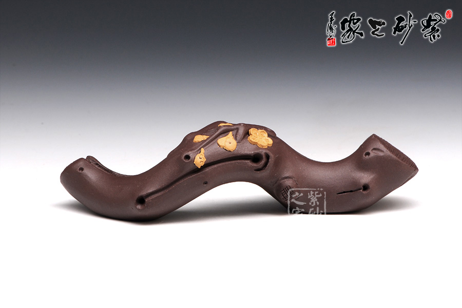 简介:又叫紫砂矿,雅称“富贵土”,为制作紫砂壶(器)的主要原料。深藏于黄龙山岩层下数百米,在“甲泥”矿层之间。广东大埔和宜兴丁蜀地区都有紫砂矿。在宜兴,只能在丁蜀地区范围内的陶土矿中找到紫砂泥。紫砂泥烧制的成品如紫砂壶、紫砂煲、紫砂花瓶、紫砂茶具,以及其它紫砂工艺品。得益于饮茶风气,紫砂壶最为常见,其特点是不夺茶香气又无熟汤气,壶壁吸附茶气,日久使用空壶里注入沸水也有茶香。 窑温:约1160度C。 收缩比:约12%。 矿产地:江苏宜兴丁山黄龙山本色泥。 泥