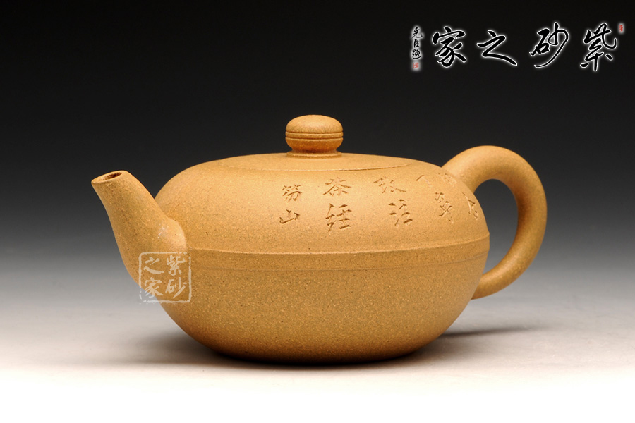 钿合壶来自于曼生十八式,取实用器皿造壶,形似钿合