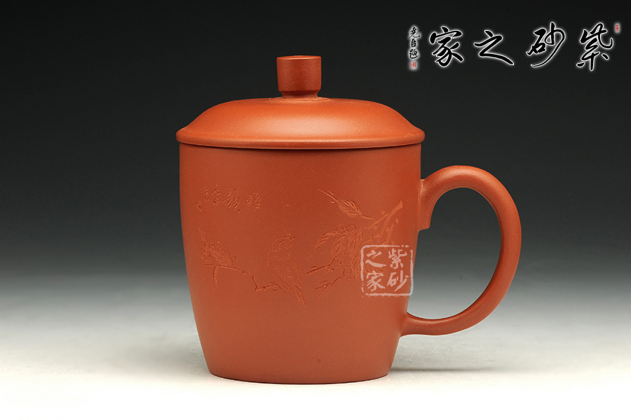 简介:朱红微嫣具绵密柔滑之砂感,水色温润度中等;热水冲淋立展娇嫩鲜红特色,壶身游移紫光遽现,神秘迷人风韵令爱壶人神醉。以之冲茗之茶汤明亮活泼、快意果决、易展扬香而聚甘柔甜。朱泥原矿,胎骨坚硬而沉实,色泽朱红略泛桔光,温润透明质感之佳,与清中期顶级朱泥无异;大器无法烧成,小品烧成后穀皱纹隐现,颇具古代朱泥风华。赵庄的朱泥原矿灰、白、带黄棕色,呈片状结构;本原矿由于泥性较重,故较不易成砂,需採自嫩泥矿中较坚硬的部份(年代较久, 且成陶后色调较红豔,古称“石骨”),再经敝古陶研究所繁複