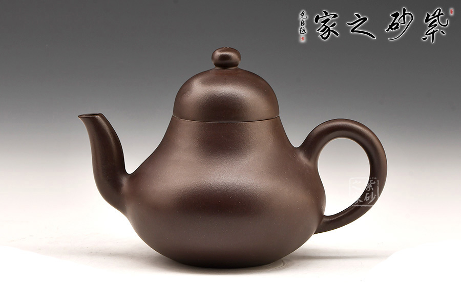 思亭壶为清代陆思亭所创壶式,器形简洁大方,为后世人纷纷效仿.