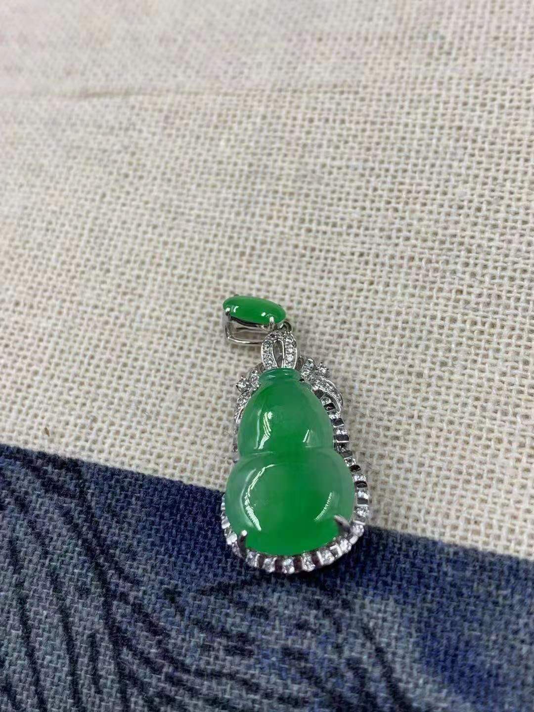 18K金镶满绿葫芦吊坠