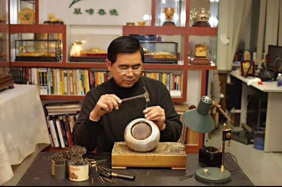 姓名:杨锐简介:北京市工艺美术大师,皇家珠宝金属錾刻艺术总监,故宫