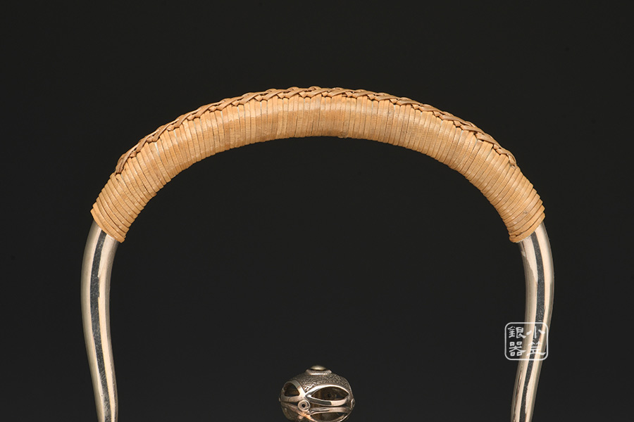 小笠银器纯银丸形光面锤目纹银壶