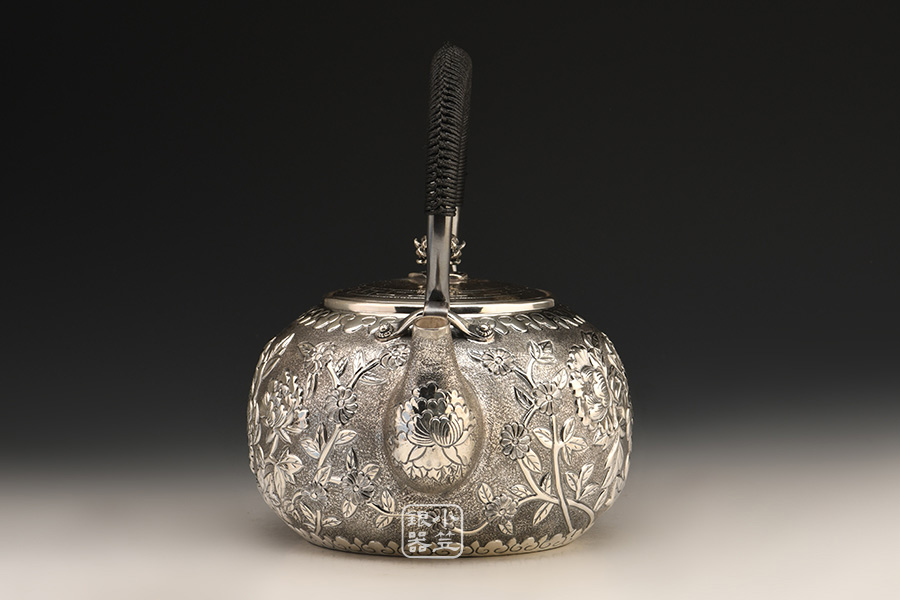 小笠银器熏银牡丹錾刻银壶