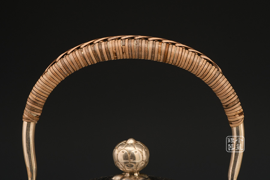 小笠银器算玉形锤目纹熏银壶