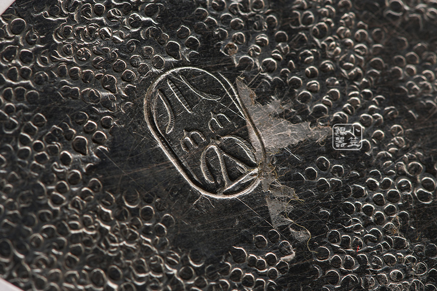 小笠银器算玉形锤目纹熏银壶