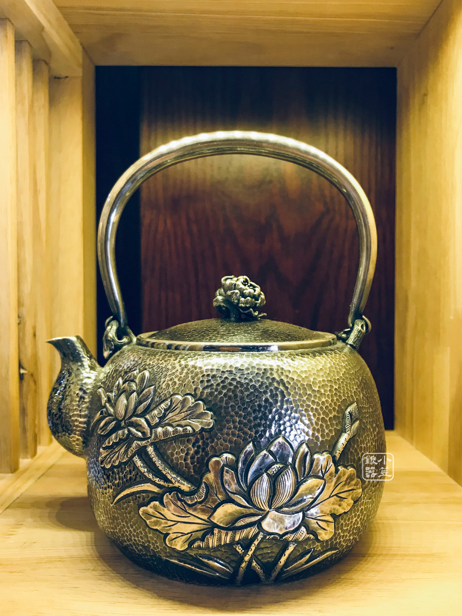 小笠银器荷花錾刻银壶