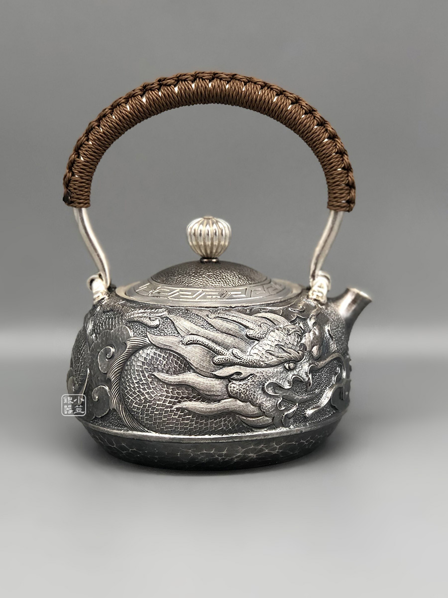 作品展示产地:中国堂口:小笠银器材质:纯银工艺:容量:320cc重量:320g