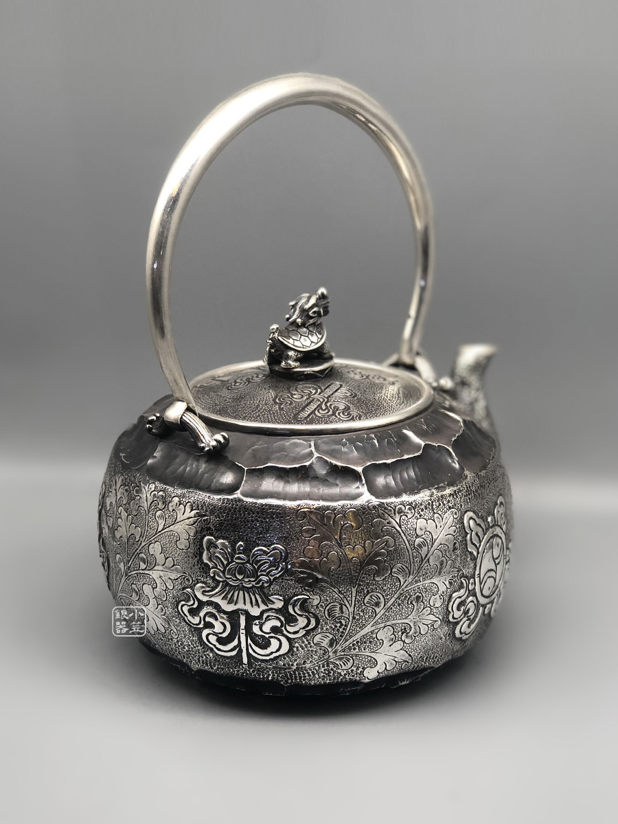 作品展示产地:中国堂口:小笠银器材质:纯银工艺:容量:800cc重量:810g