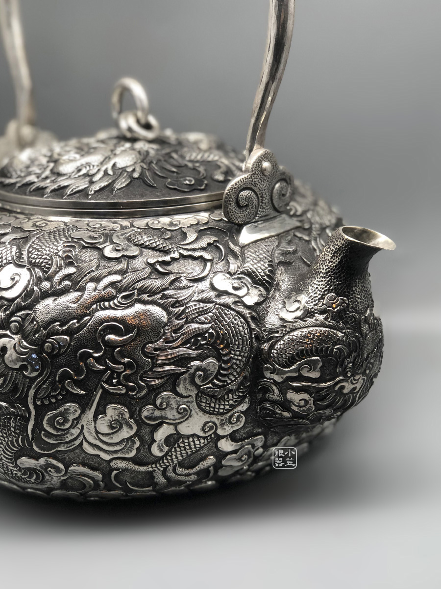 作品展示产地:中国堂口:小笠银器材质:纯银工艺:容量:2600cc重量:2439