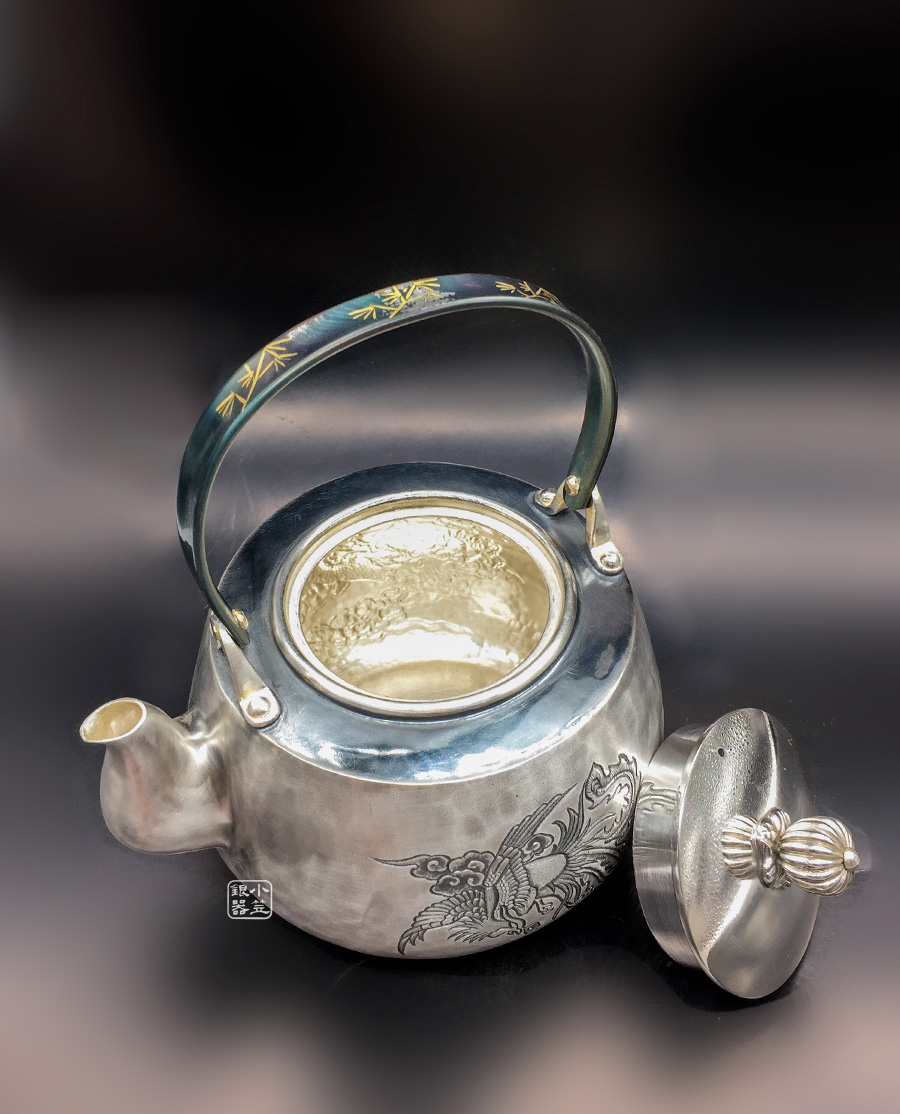 作品展示产地:中国堂口:小笠银器材质:纯银工艺:纯手工容量:750cc重量