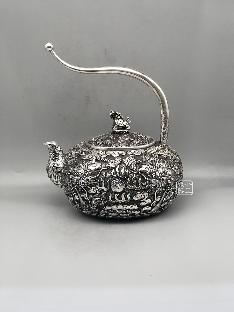 作品展示产地:中国堂口:小笠银器材质:纯银工艺:容量:1200cc重量:751g