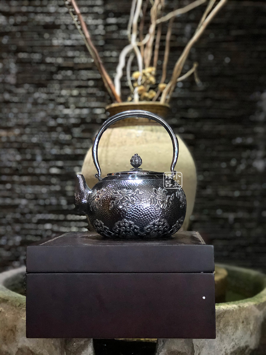 小笠银器熏银錾刻汉八宝菊花摘钮银壶