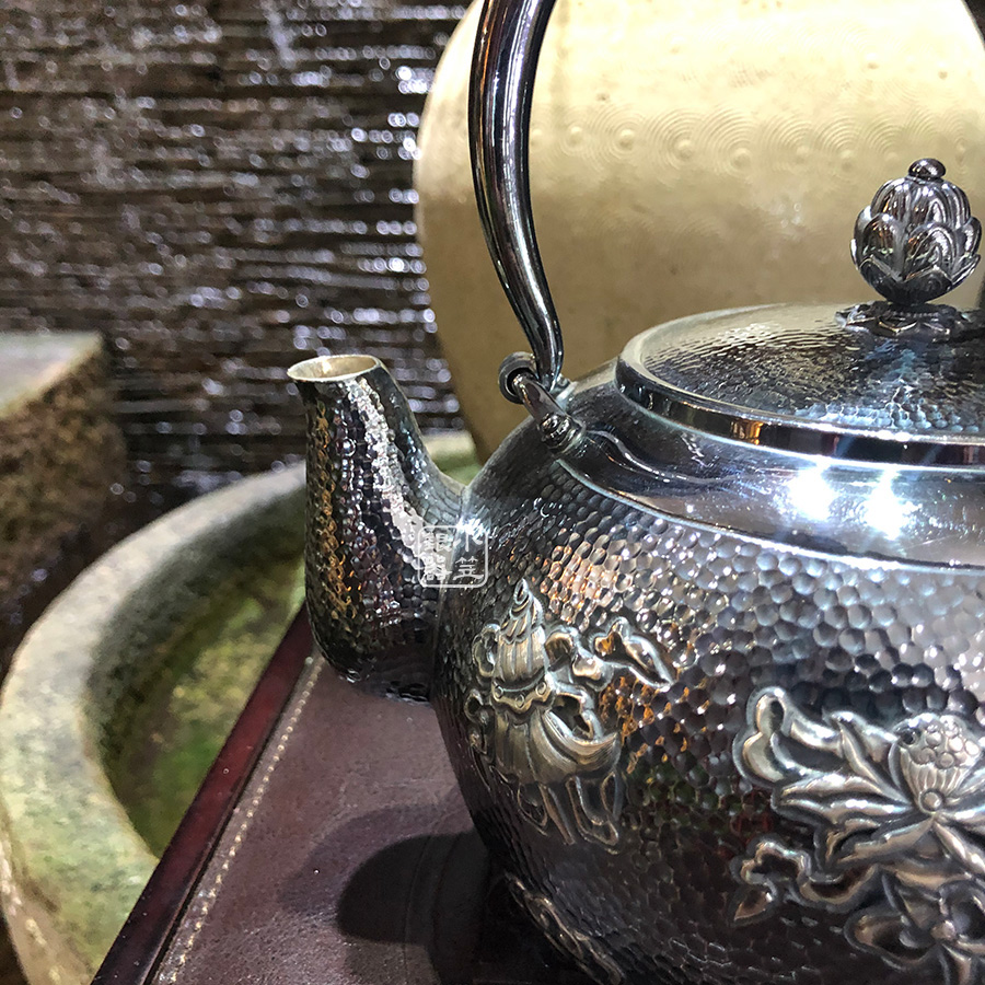 小笠银器熏银錾刻汉八宝菊花摘钮银壶