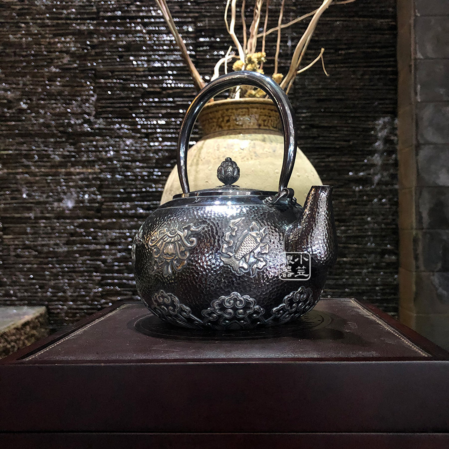 小笠银器熏银錾刻汉八宝菊花摘钮银壶