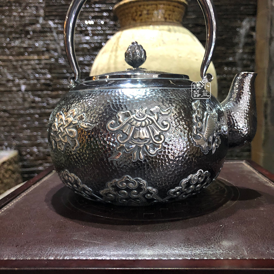 小笠银器熏银錾刻汉八宝菊花摘钮银壶