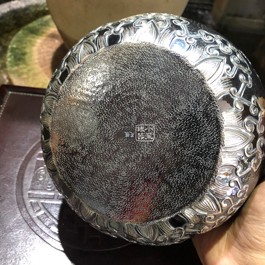 小笠银器熏银錾刻汉八宝菊花摘钮银壶