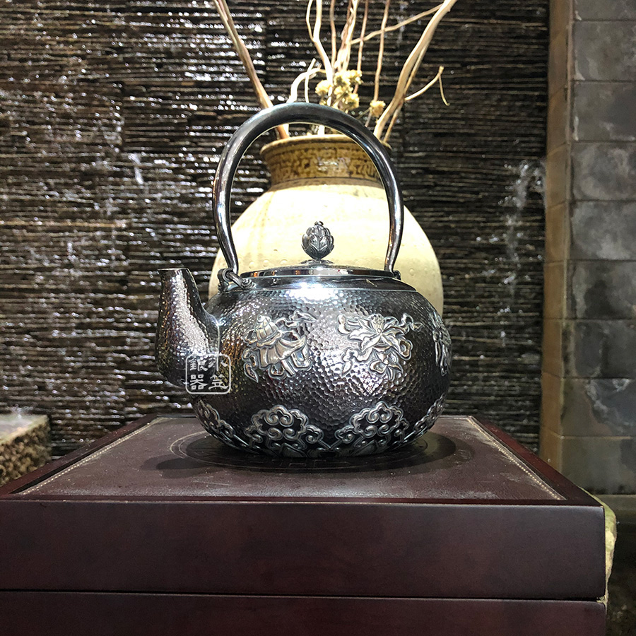 小笠银器熏银錾刻汉八宝菊花摘钮银壶