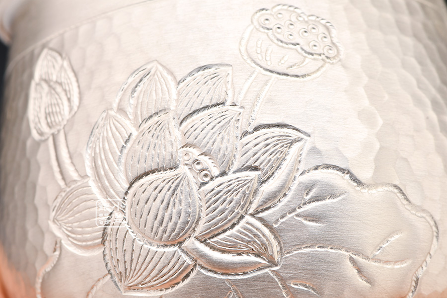 纯手工錾刻荷花纹反口美人肩银杯