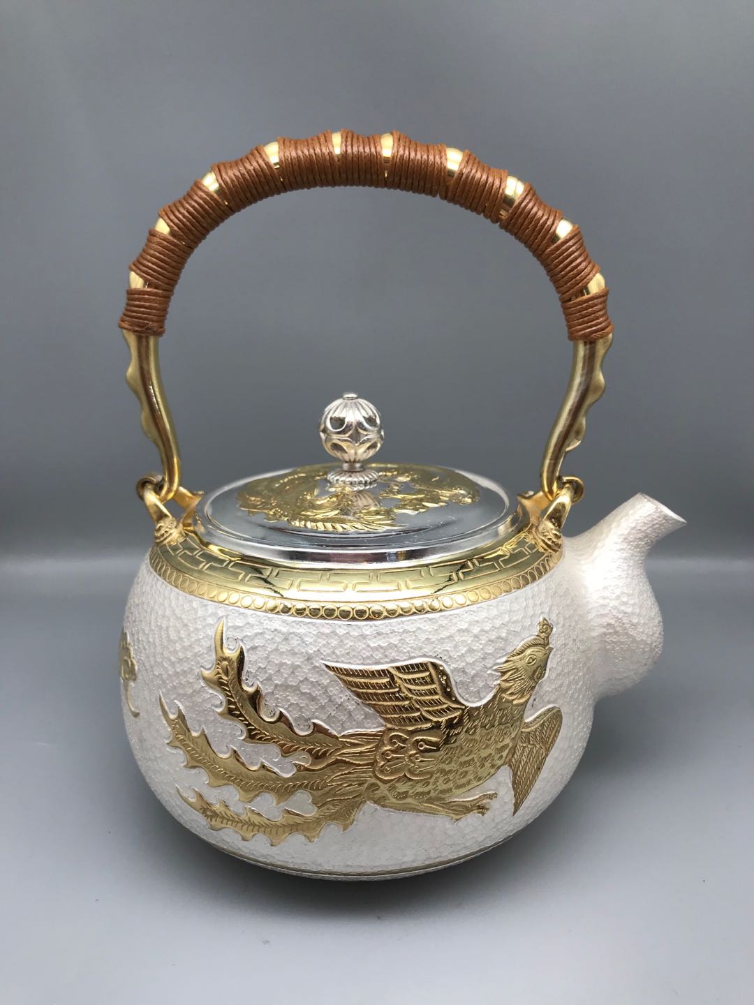 小笠银器 龙凤镀金银壶产地:中国堂口:小笠银器材质:纯银工艺:纯手工