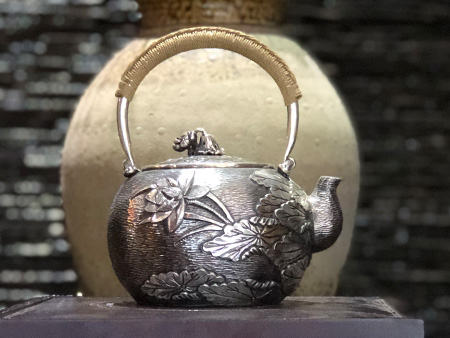 小笠银器  熏银錾刻荷花莲心摘钮银壶产地:中国堂口:小笠银器材质