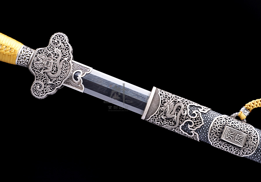 精美花纹,夹钢复合,纯手工一级精研;剑装为手工铁雕错银;剑柄剑鞘选用