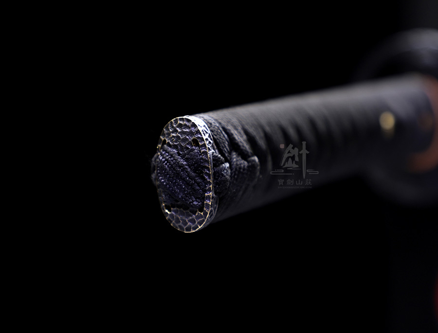 逆钉子纹,手工精细研磨,三级上研;刀装为黄铜精制;刀鞘为青皮木半绕藤