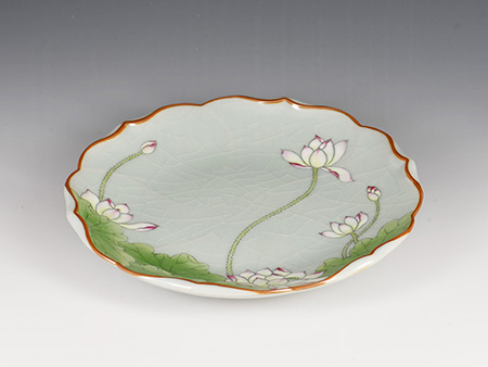 粉彩荷花翻口盘