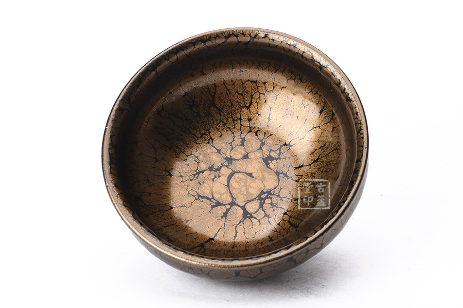 铁胎厚釉,强烈的金属光泽,在太阳光下观察,折射出的金灿灿的光芒,流光