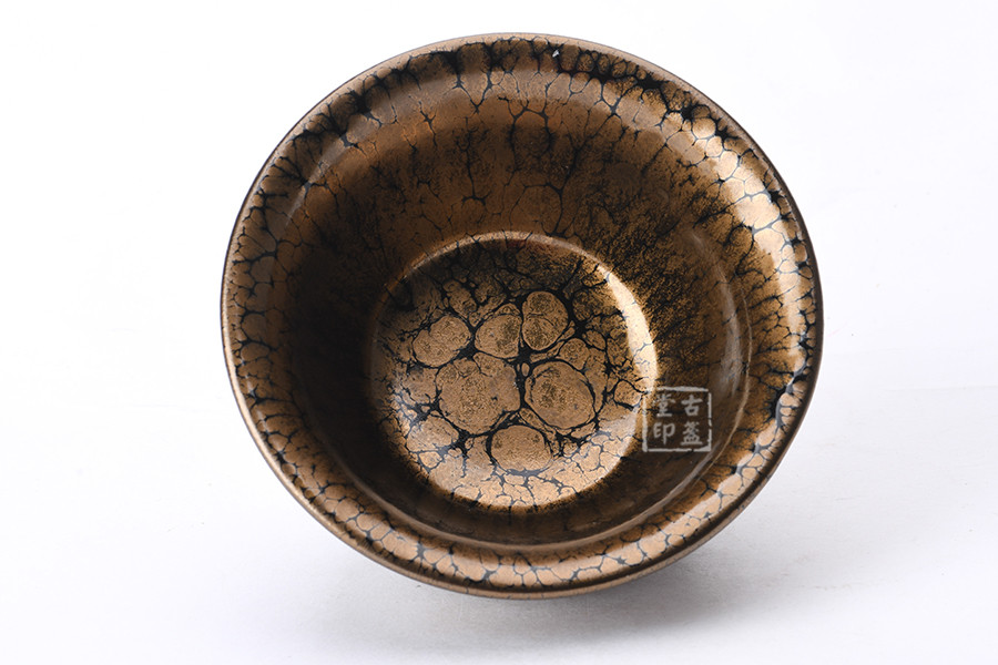 铁胎厚釉,强烈的金属光泽,在太阳光下观察,折射出的金灿灿的光芒,流光