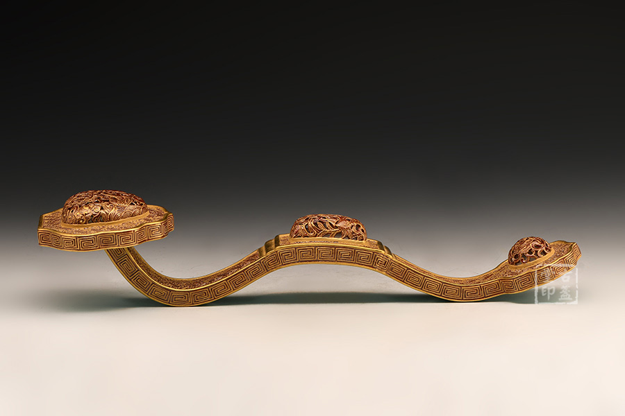 雕刻万字纹描金如意