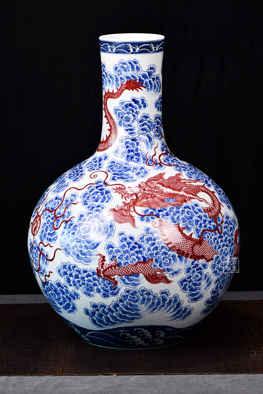 作品详情 青花釉里红龙瓶 艺人简历   景德镇陶瓷源远流长,除历经作坯