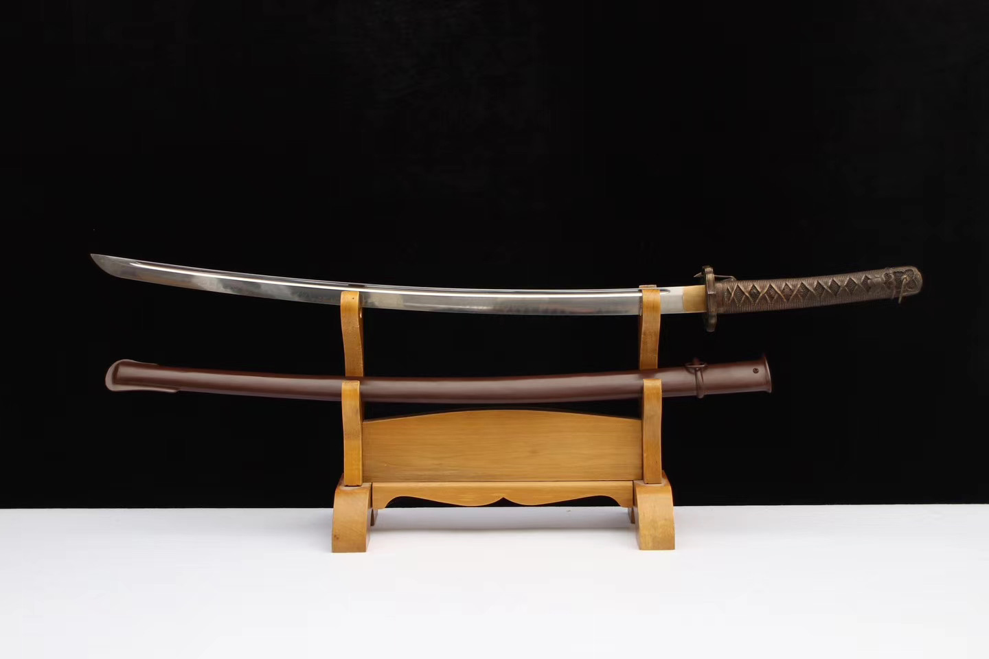 95军刀作者:蒋丽华产地:龙泉规格:长款刀主题:刃材:t10风格:现代尺寸