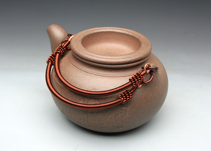 泥色纯正作品展示壶为友廷蛋包提梁壶的代表作,盖款友廷紫砂,底无款