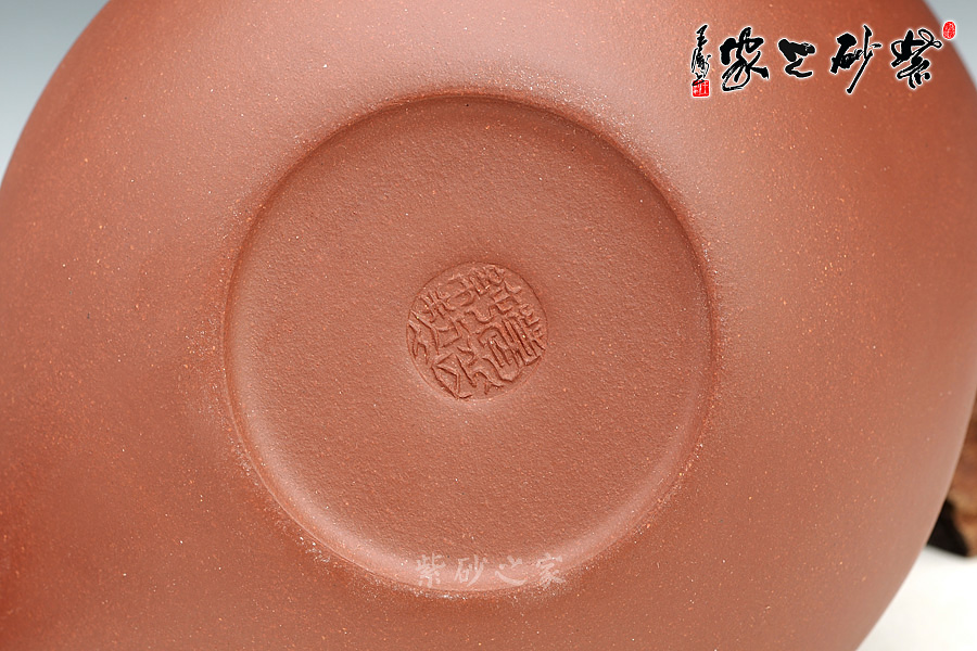压盖式,盖内壁有作者印章壶把造型特殊,线条圆润流畅一弯流壶嘴,由壶