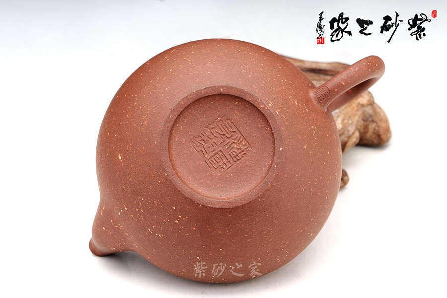 器型简洁大方,壶身颗粒清晰,作品将紫砂壶古朴中庸的气质表现得恰得到