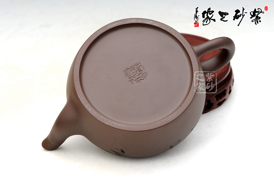 壶底印有"鲍正兰"印章,她师从吕尧臣,李碧芳,作品线条流畅古雅泥料