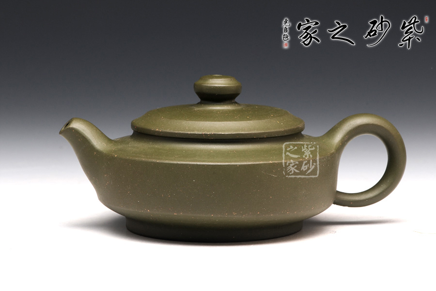 作品展示此壶线条清晰简洁,大方明确,扁圆钮用刚毅线条勾勒,与盖浑然