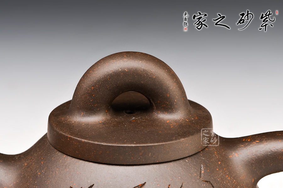 跟裴石民之徒谈玉芬学艺,并有幸受到蒋蓉大…详情》正高级工艺美术师