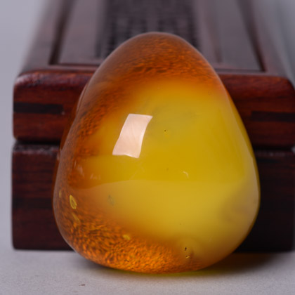 带皮金绞蜜蜜蜡吊坠2354g