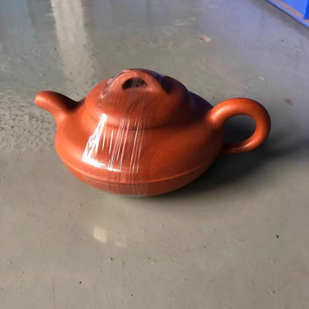 范月红学习制壶基础,加之舅舅吴学平的悉心指导,在学习紫砂壶创作与