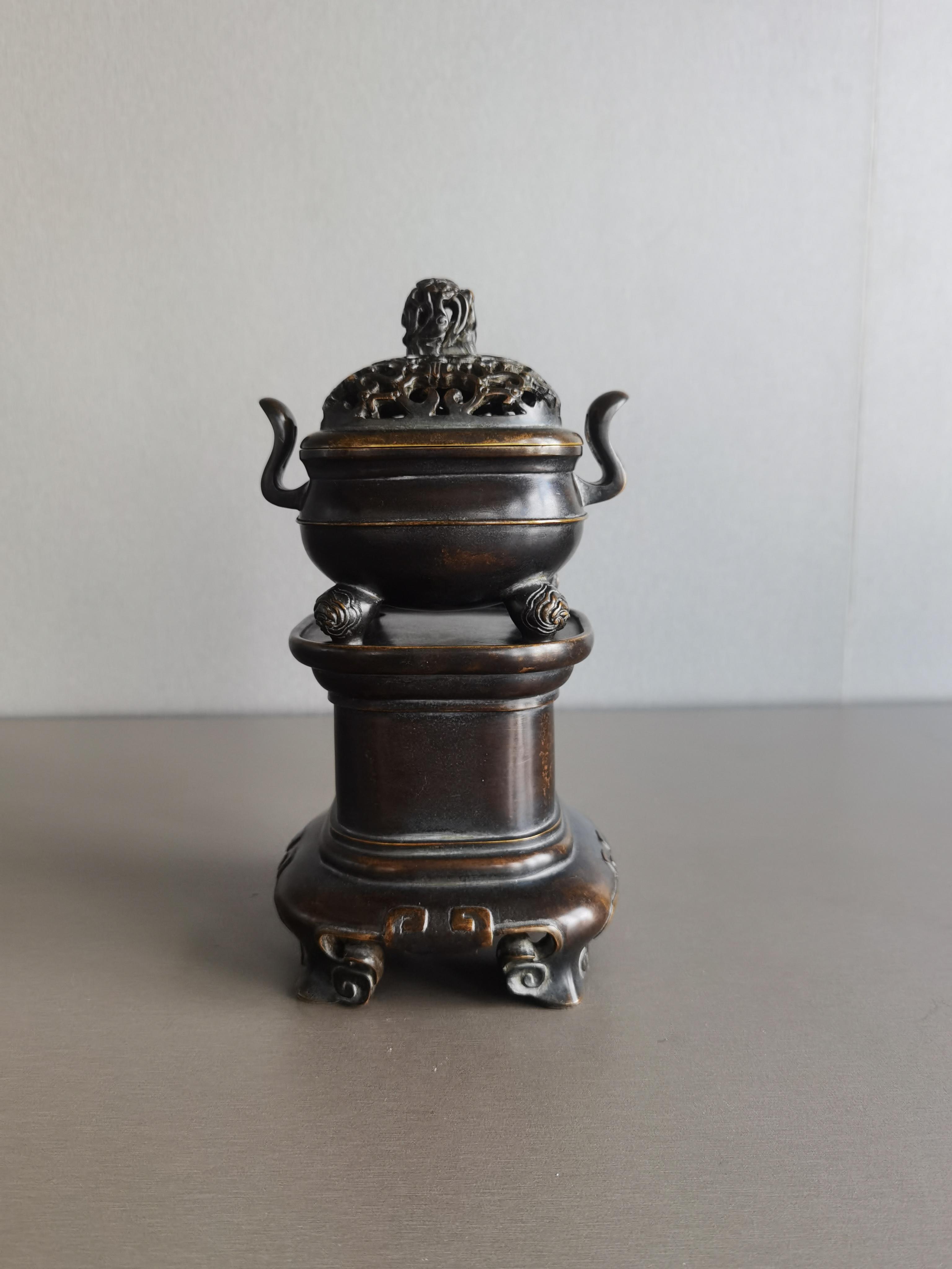 方型带座朝冠耳熏炉