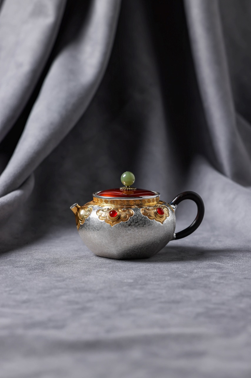 錾刻鎏金嵌红玛瑙铜包 银如意云肩容天壶